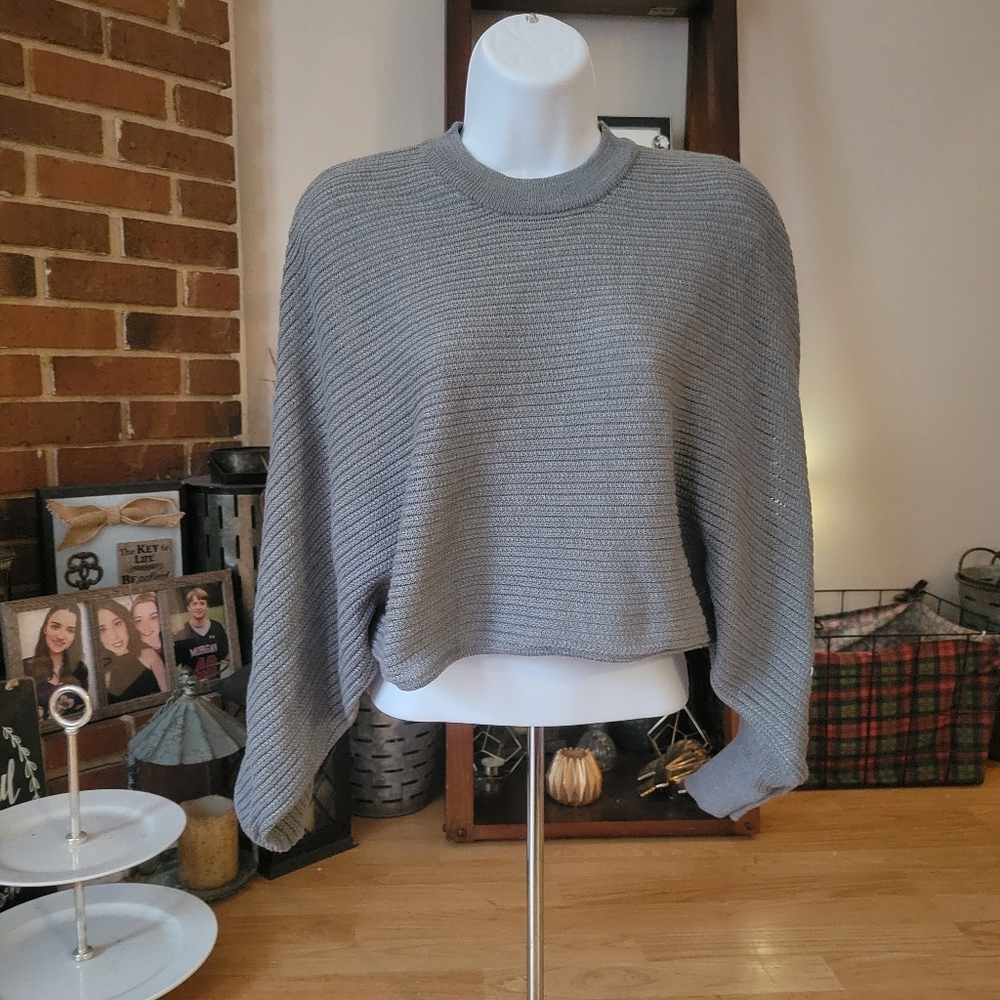 Hyfve boutique cropped gray sweater